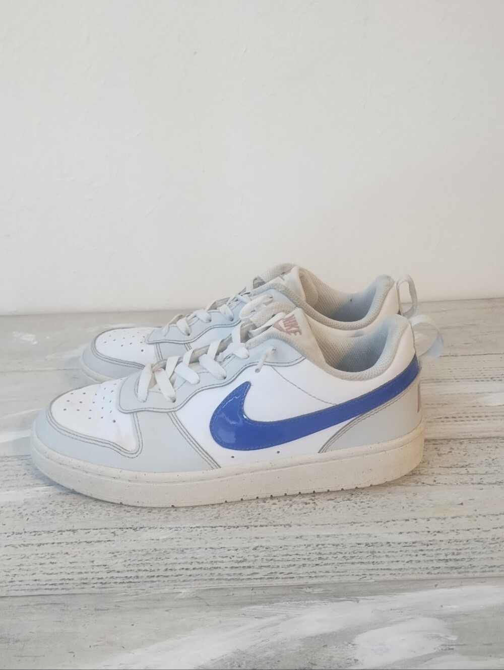 Nike White Blue Swoosh Athleti big kids Size 7y Nike Court Borough Anti Slip